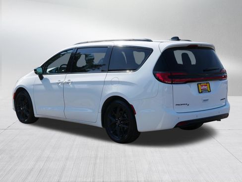 Used 2025 Chrysler Pacifica Limited FWD image 5