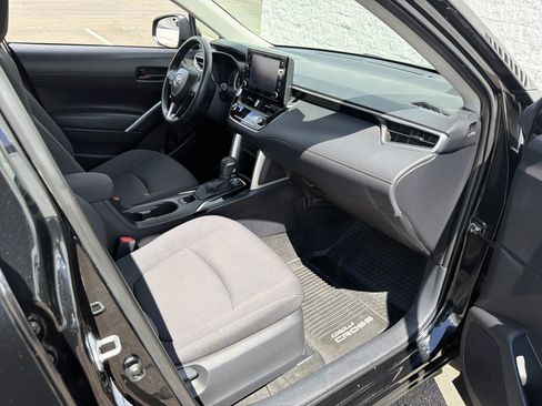 Used 2022 Toyota Corolla Cross LE AWD/4WD image 43
