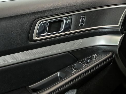 Used 2016 Ford Explorer XLT w/ Equipment Group 202A image 10