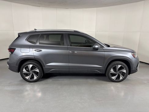 Used 2025 Volkswagen Taos SE AWD/4WD image 3