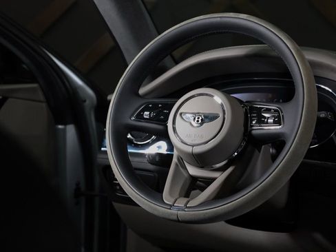 Used 2022 Bentley Bentayga image 23