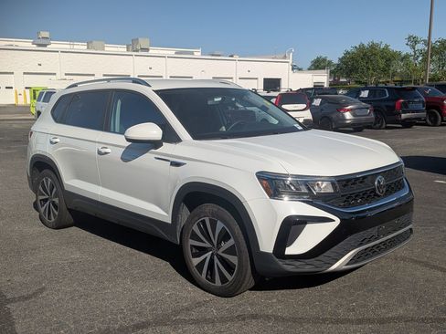 Used 2022 Volkswagen Taos SE AWD/4WD image 2