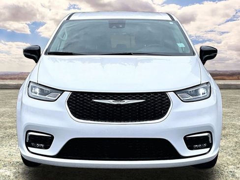 Used 2024 Chrysler Pacifica Touring-L FWD image 2