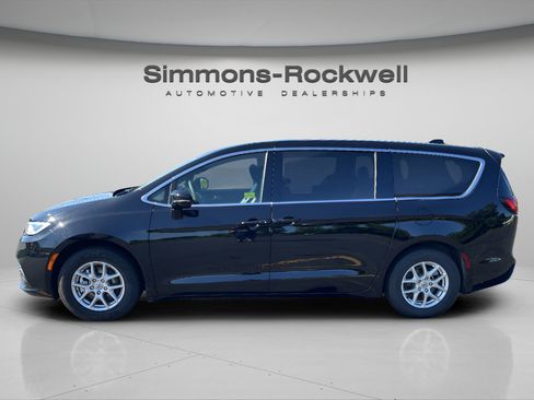 Used 2025 Chrysler Pacifica Select FWD image 2