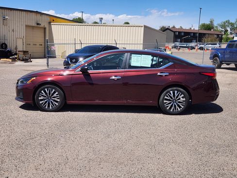 Used 2025 Nissan Altima 2.5 SV FWD image 2