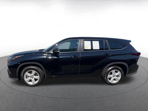 Used 2025 Toyota Highlander LE FWD image 7