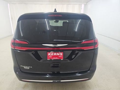 Used 2023 Chrysler Pacifica Touring-L FWD image 14