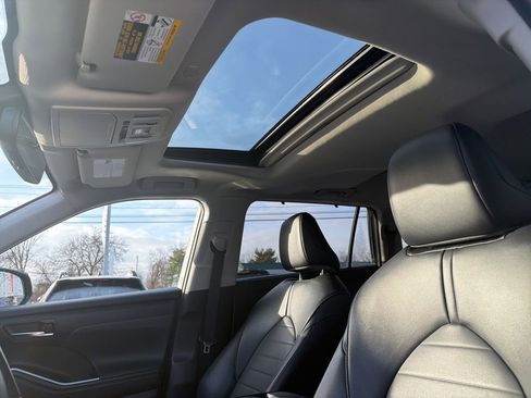 Used 2022 Toyota Highlander XLE image 14