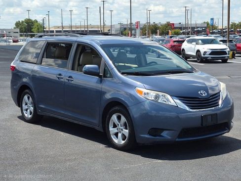 Used 2016 Toyota Sienna LE FWD image 3