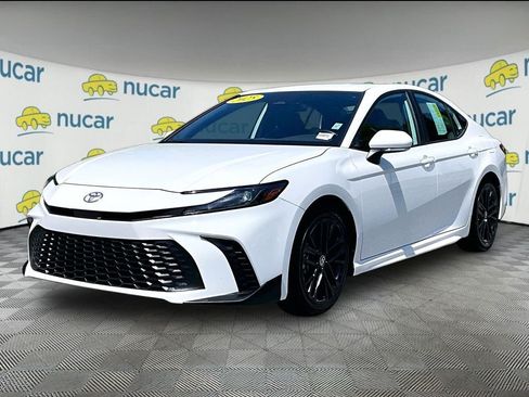 Used 2025 Toyota Camry SE FWD image 3