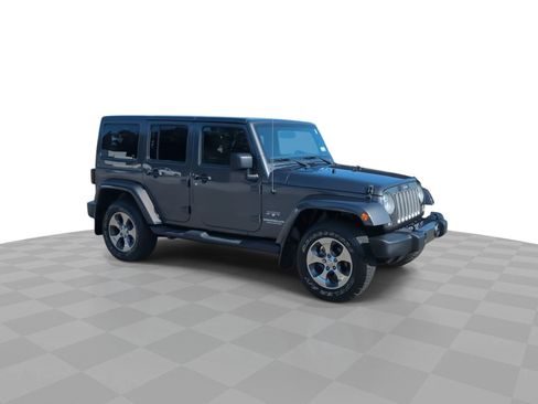 Used 2017 Jeep Wrangler Unlimited Sahara w/ Connectivity Group AWD/4WD image 2