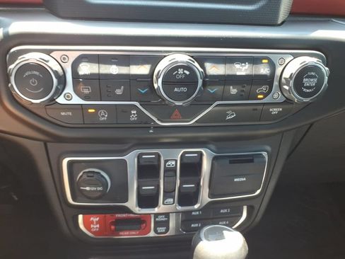 Used 2021 Jeep Wrangler Unlimited Rubicon w/ Cold Weather Group AWD/4WD image 23