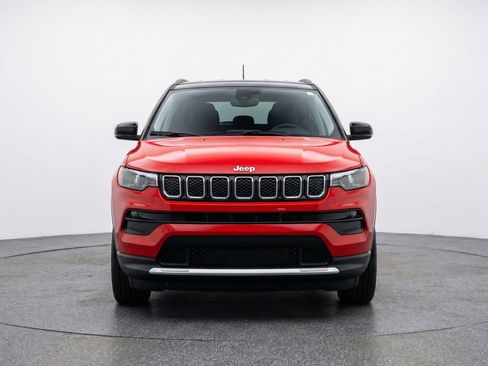 Used 2025 Jeep Compass Limited AWD/4WD image 2