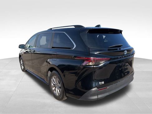 Used 2024 Toyota Sienna XLE image 3