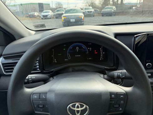 Used 2025 Toyota Camry LE image 32