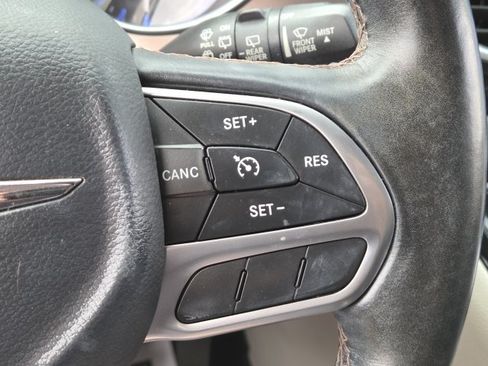Used 2017 Chrysler Pacifica Touring-L Plus w/ Tire & Wheel Group FWD image 8