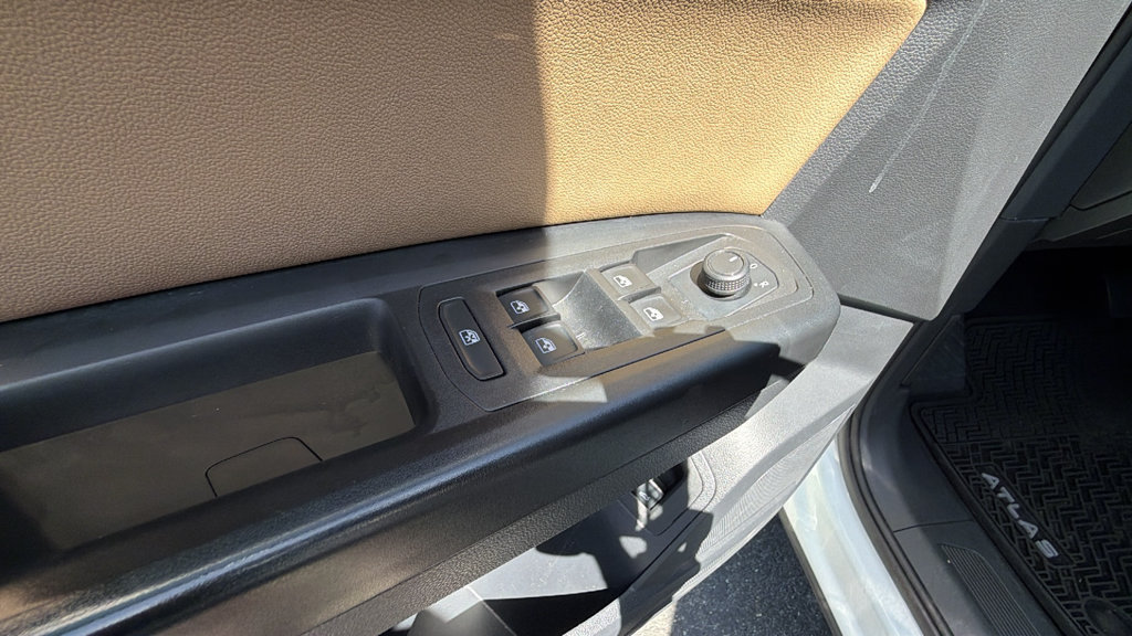 Used 2020 Volkswagen Atlas Cross Sport SE w/ Panoramic Sunroof Package FWD image 21