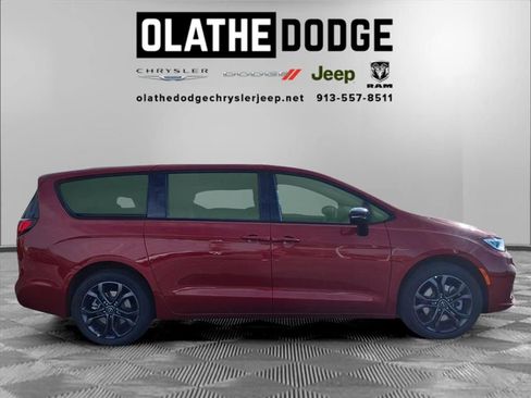 New 2026 Chrysler Pacifica Select image 28