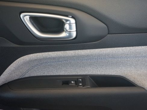 Used 2023 Jeep Compass Sport image 22