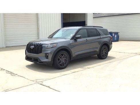 Used 2025 Ford Explorer ST-Line w/ ST-Line Street Pack AWD/4WD image 4