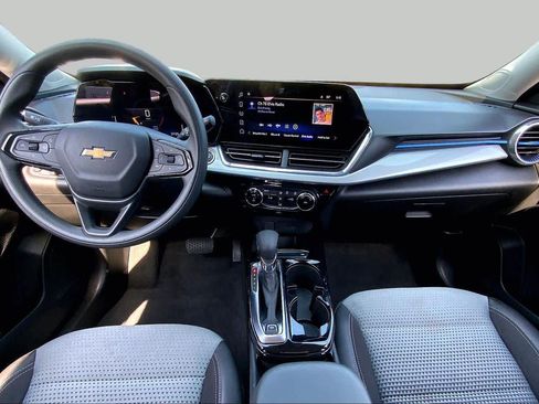 Used 2025 Chevrolet Trax LT FWD image 16