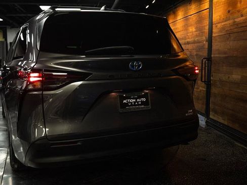 Used 2023 Toyota Sienna XLE FWD image 6