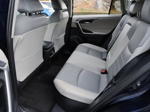 Used 2021 Toyota RAV4 XLE Premium image 21