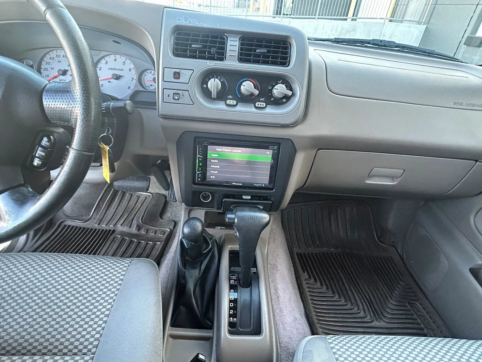 Used 2001 Nissan Frontier SE AWD/4WD image 13
