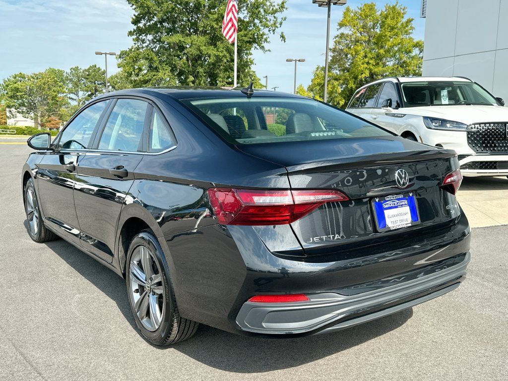 Used 2024 Volkswagen Jetta SE FWD image 6