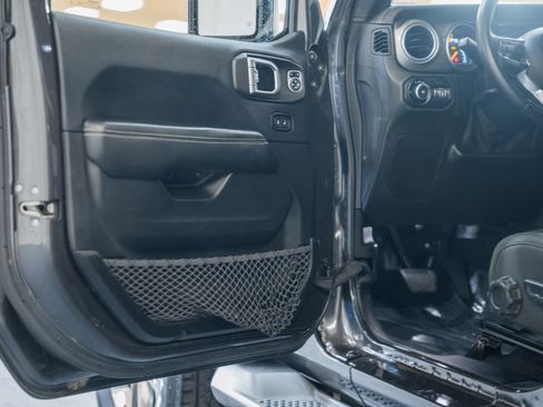 Used 2018 Jeep Wrangler Unlimited Sahara image 41