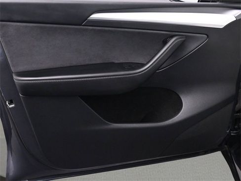 Used 2023 Tesla Model Y Performance image 9