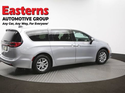 Used 2023 Chrysler Pacifica Touring-L FWD image 44