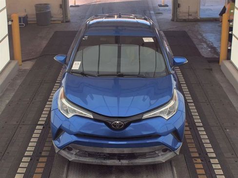 Used 2019 Toyota C-HR XLE FWD image 2