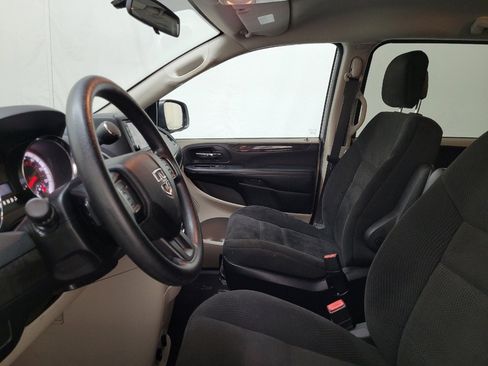 Used 2018 Dodge Grand Caravan SE FWD image 17