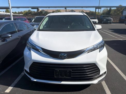 Used 2024 Toyota Sienna LE AWD/4WD image 3