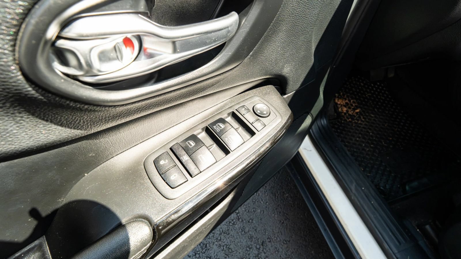 Used 2019 Jeep Cherokee Latitude Plus AWD/4WD image 32
