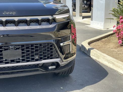 New 2026 Jeep Grand Wagoneer L Limited AWD/4WD image 8