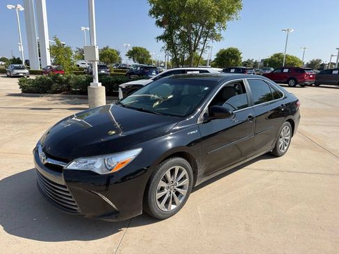 Used 2017 Toyota Camry XLE w/ Moonroof Package FWD image 1