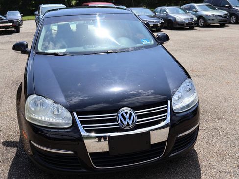 Used 2010 Volkswagen Jetta SE FWD image 2