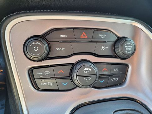 Used 2022 Dodge Challenger SXT image 18