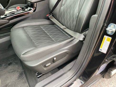 Used 2022 Buick Envision Avenir w/ Technology Package II FWD image 16