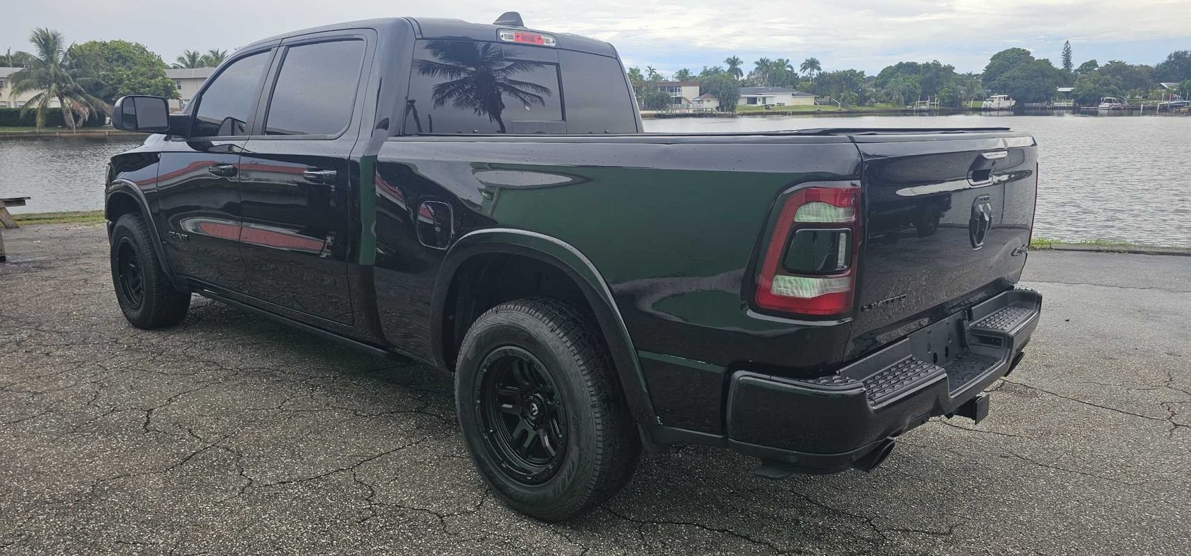 Used 2020 RAM 1500 Limited w/ Black Appearance Package AWD/4WD image 2