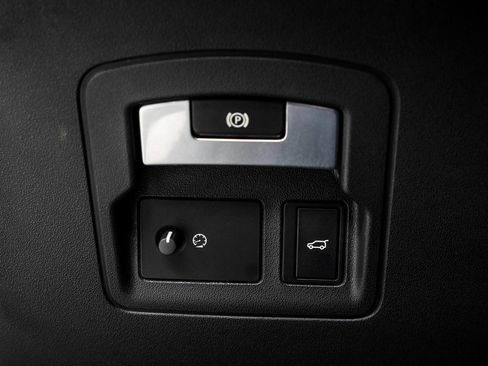 Used 2020 Land Rover Range Rover Velar S image 36