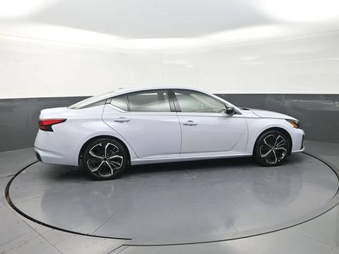 Used 2024 Nissan Altima 2.5 SR FWD image 9
