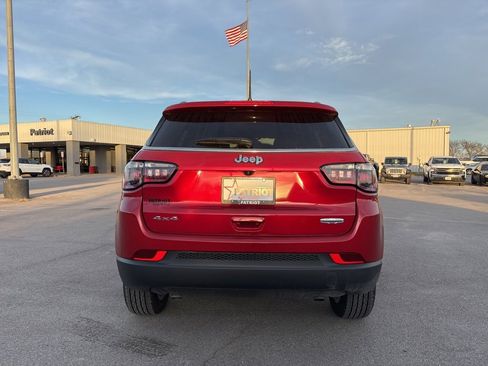 Used 2025 Jeep Compass Latitude image 4