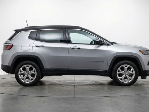 Used 2025 Jeep Compass Latitude image 11