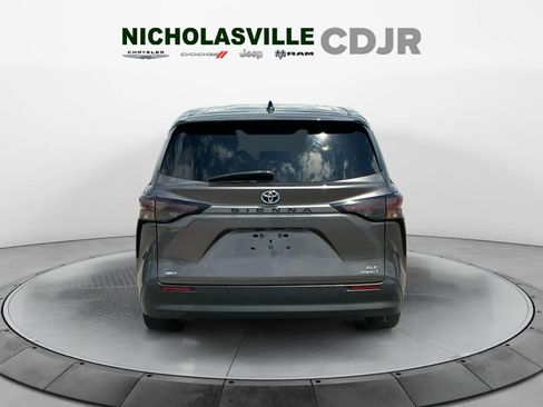 Used 2023 Toyota Sienna XLE AWD/4WD image 4