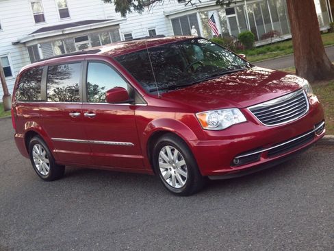 Used 2016 Chrysler Town & Country Touring w/ Driver Convenience Group FWD image 23