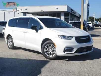 Used 2025 Chrysler Pacifica Select