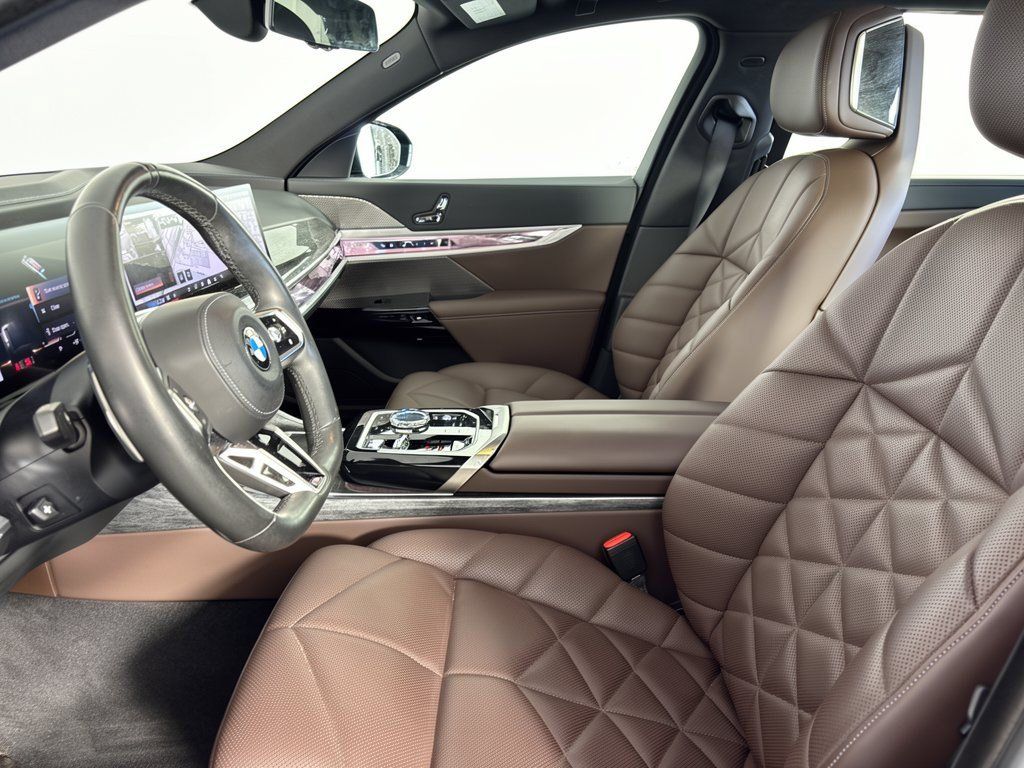 Used 2023 BMW 740i w/ Parking Assistance Package RWD image 5